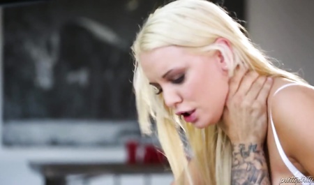 Блондинка в лосинах соблазняет напарника по утренней пробежке на секс - секс порно видео