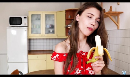 Телка после колледжа хавает банан и огрызком дрочит писю - секс порно видео