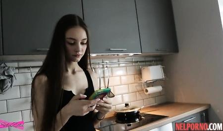 Русская девушка на кухне подставляет попку и киску для домашнего порно