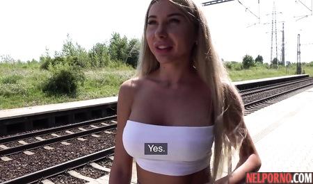 Пикап молодой девушки на вокзале порно - порно видео смотреть онлайн на massage-couples.ru