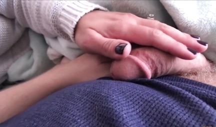 Зрелая мамочка не против съемки домашнего порно в спальне на кровати