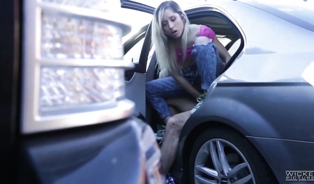 Молодая чикса порется с другом в авто на публике - секс порно видео