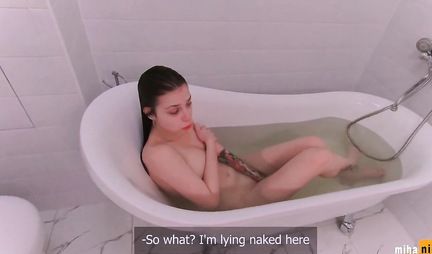 Сексуальный муж сношает берлинскую блондинку дома в ванной