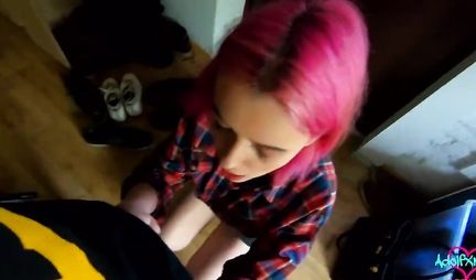Молодая девушка с розовыми волосами раздвигает ноги для вагинала