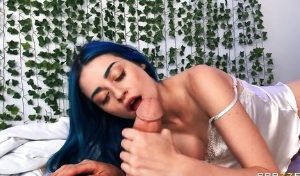 Девушка с голубыми волосами занимается домашним сексом от первого лица