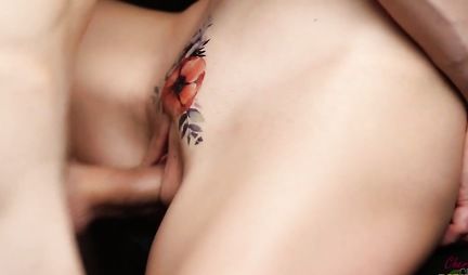 Красотка с тату на клиторе крупным планом снимается в домашнем секс-видео