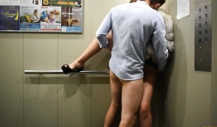 Сладкая русская парочка в лифте занимаются съемками секса в позе раком