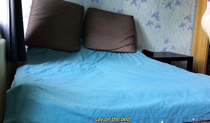 Мамка с большими сиськами и ее друг решили записать домашнее порно в спальне