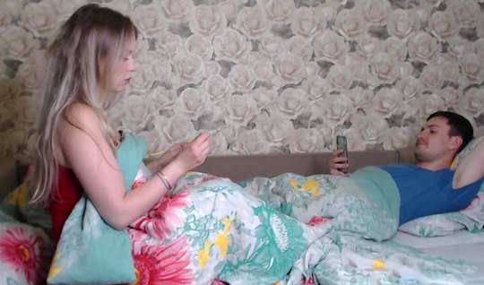 Русская девушка после минета в спальне получает от друга нежный анал