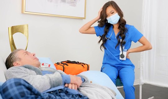 Брюнетка в униформе медсестры трахается со своим любовником на постели