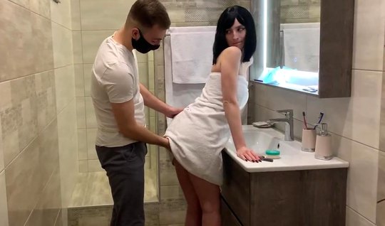 Русская девушка во время съемки домашнего порно крупным планом кончила от восторга
