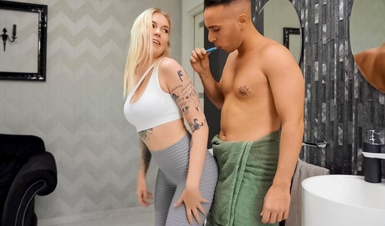 Татуированная блондинка мамочка наслаждается сексом прямо на кухне