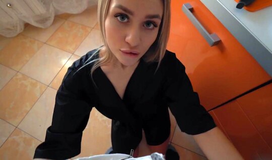 Русская девушка в чулках не против домашнего порно с эротическим массажем