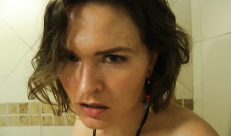 Кудрявая жена Krissy Lynn мастурбирует киску в ванной в ожидании мужа